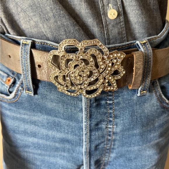Guess Vintage Distressed Silver Leather Belt w/ Rhinestone Rose Buckle - Picture 1 of 10